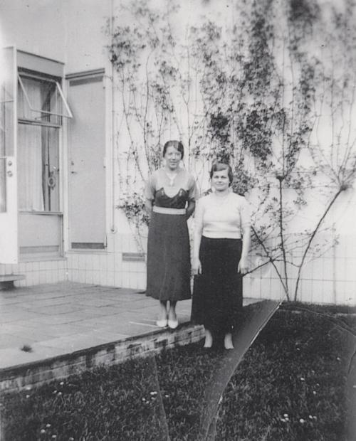 The servants Jeanne Schreuder and Josephine Müller. Collection Het Nieuwe Instituut. On loan from BIHS 