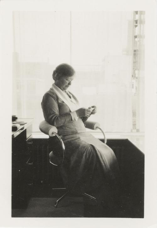 Mrs. Sonneveld reading in de studio. Collection Het Nieuwe Instituut. Loan BIHS