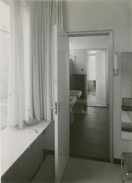 The joint bathroom of Puck en Ge, in between the girls' bedrooms. Photo Piet Zwart. Collection Het Nieuwe Instituut. © Piet Zwart / Nederlands Fotomuseum